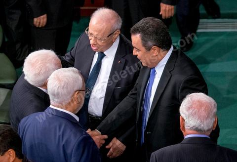2 décembre 2014 : Mehdi Jomaa, Beji Caïd Essebsi et Mohammed Ghannouchi en discution lors de la 1ère réunion des 217 membres de l'Assemblée des représentants du peuple (ARP) élus le 26 octobre, un scrutin remporté par le parti Nidaa Tounès (86 élus) devant les islamistes d'Ennahda (69 députés), majoritaires jusqu'alors. Cette première réunion est présidée par le militant historique Ali Ben Salem, à titre de doyen des députés de cette nouvelle assemblée