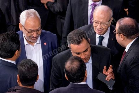 2 décembre 2014 : Mehdi Jomaa, Beji Caïd Essebsi et Mohammed Ghannouchi en discution lors de la 1ère réunion des 217 membres de l'Assemblée des représentants du peuple (ARP) élus le 26 octobre, un scrutin remporté par le parti Nidaa Tounès (86 élus) devant les islamistes d'Ennahda (69 députés), majoritaires jusqu'alors. Cette première réunion est présidée par le militant historique Ali Ben Salem, à titre de doyen des députés de cette nouvelle assemblée