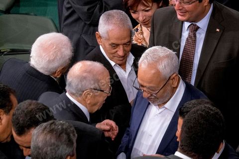2 décembre 2014 : Beji Caïd Essebsi, Mohamed Ghannouchi et Houcine Abbassi en discussion lors de la 1ère réunion des 217 membres de l'Assemblée des représentants du peuple (ARP) élus le 26 octobre, un scrutin remporté par le parti Nidaa Tounès (86 élus) devant les islamistes d'Ennahda (69 députés), majoritaires jusqu'alors. Cette première réunion est présidée par le militant historique Ali Ben Salem, à titre de doyen des députés de cette nouvelle assemblée