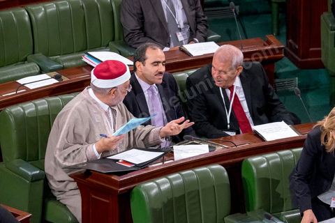 2 décembre 2014 : Abdelfatah Mourou, nouveau député d'Ennahdha. 1ère réunion des 217 membres de l'Assemblée des représentants du peuple (ARP) élus le 26 octobre, un scrutin remporté par le parti Nidaa Tounès (86 élus) devant les islamistes d'Ennahda (69 députés), majoritaires jusqu'alors. Cette première réunion est présidée par le militant historique Ali Ben Salem, à titre de doyen des députés de cette nouvelle assemblée