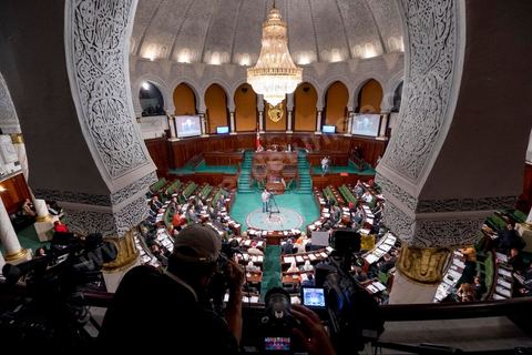 2 décembre 2014 : 1ère réunion des 217 membres de l'Assemblée des représentants du peuple (ARP) élus le 26 octobre, un scrutin remporté par le parti Nidaa Tounès (86 élus) devant les islamistes d'Ennahda (69 députés), majoritaires jusqu'alors. Cette première réunion est présidée par le militant historique Ali Ben Salem, à titre de doyen des députés de cette nouvelle assemblée