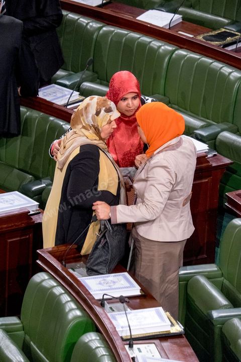 2 décembre 2014 : 1ère réunion des 217 membres de l'Assemblée des représentants du peuple (ARP) élus le 26 octobre, un scrutin remporté par le parti Nidaa Tounès (86 élus) devant les islamistes d'Ennahda (69 députés), majoritaires jusqu'alors. Cette première réunion est présidée par le militant historique Ali Ben Salem, à titre de doyen des députés de cette nouvelle assemblée