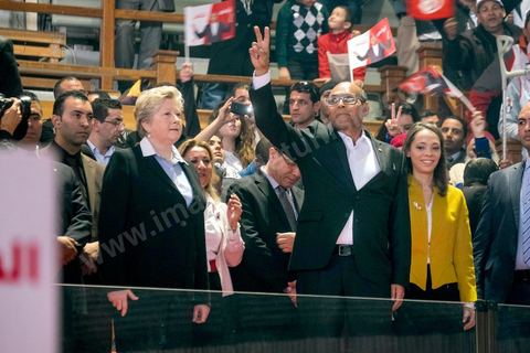 14 décembre 2014 : Arrivée de Marzouki avec sa femme Beatrix et sa fille Nadia au grand meeting de Moncef Marzouki qui fait salle comble à la coupole de Tunis à une semaine du 2d tour des élections présidentielles. Moncef Marzouki, a appelé ses partisans, « à ne pas tomber dans le piège des insultes et à ne pas dire du mal de son rival Béji Caid Essebsi », tout en affirmant «nous avons le droit de juger cet homme pour son passé et pour son rôle destructeur au cours de la phase transitoire…, mais notre combat est celui des valeurs et l’éthique».Le président sortant et candidat au second tour de la présidentielle a tenu dimanche un meeting au palais des sports d’El Menzah. Ses partisans venus des différentes régions du pays ont scandé des slogans hostiles à son rival Béji Caid Essebsi et à son parti Nidaa Tounes.