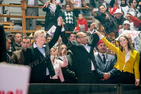 14 décembre 2014 : Arrivée de Marzouki avec sa femme Beatrix et sa fille Nadia au grand meeting de Moncef Marzouki qui fait salle comble à la coupole de Tunis à une semaine du 2d tour des élections présidentielles. Moncef Marzouki, a appelé ses partisans, « à ne pas tomber dans le piège des insultes et à ne pas dire du mal de son rival Béji Caid Essebsi », tout en affirmant «nous avons le droit de juger cet homme pour son passé et pour son rôle destructeur au cours de la phase transitoire…, mais notre combat est celui des valeurs et l’éthique».Le président sortant et candidat au second tour de la présidentielle a tenu dimanche un meeting au palais des sports d’El Menzah. Ses partisans venus des différentes régions du pays ont scandé des slogans hostiles à son rival Béji Caid Essebsi et à son parti Nidaa Tounes.