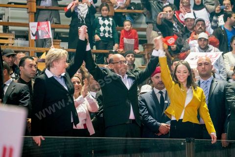 14 décembre 2014 : Arrivée de Marzouki avec sa femme Beatrix et sa fille Nadia au grand meeting de Moncef Marzouki qui fait salle comble à la coupole de Tunis à une semaine du 2d tour des élections présidentielles. Moncef Marzouki, a appelé ses partisans, « à ne pas tomber dans le piège des insultes et à ne pas dire du mal de son rival Béji Caid Essebsi », tout en affirmant «nous avons le droit de juger cet homme pour son passé et pour son rôle destructeur au cours de la phase transitoire…, mais notre combat est celui des valeurs et l’éthique».Le président sortant et candidat au second tour de la présidentielle a tenu dimanche un meeting au palais des sports d’El Menzah. Ses partisans venus des différentes régions du pays ont scandé des slogans hostiles à son rival Béji Caid Essebsi et à son parti Nidaa Tounes.