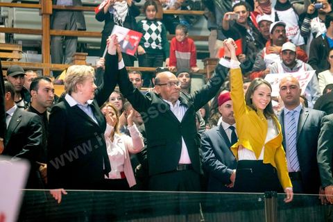 14 décembre 2014 : Arrivée de Marzouki avec sa femme Beatrix et sa fille Nadia au grand meeting de Moncef Marzouki qui fait salle comble à la coupole de Tunis à une semaine du 2d tour des élections présidentielles. Moncef Marzouki, a appelé ses partisans, « à ne pas tomber dans le piège des insultes et à ne pas dire du mal de son rival Béji Caid Essebsi », tout en affirmant «nous avons le droit de juger cet homme pour son passé et pour son rôle destructeur au cours de la phase transitoire…, mais notre combat est celui des valeurs et l’éthique».Le président sortant et candidat au second tour de la présidentielle a tenu dimanche un meeting au palais des sports d’El Menzah. Ses partisans venus des différentes régions du pays ont scandé des slogans hostiles à son rival Béji Caid Essebsi et à son parti Nidaa Tounes.