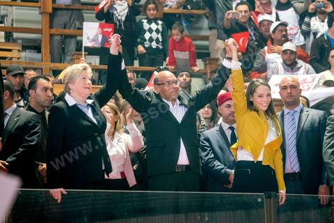 14 décembre 2014 : Arrivée de Marzouki avec sa femme Beatrix et sa fille Nadia au grand meeting de Moncef Marzouki qui fait salle comble à la coupole de Tunis à une semaine du 2d tour des élections présidentielles. Moncef Marzouki, a appelé ses partisans, « à ne pas tomber dans le piège des insultes et à ne pas dire du mal de son rival Béji Caid Essebsi », tout en affirmant «nous avons le droit de juger cet homme pour son passé et pour son rôle destructeur au cours de la phase transitoire…, mais notre combat est celui des valeurs et l’éthique».Le président sortant et candidat au second tour de la présidentielle a tenu dimanche un meeting au palais des sports d’El Menzah. Ses partisans venus des différentes régions du pays ont scandé des slogans hostiles à son rival Béji Caid Essebsi et à son parti Nidaa Tounes.
