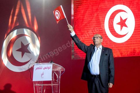 14 décembre 2014 : grand meeting de Moncef Marzouki qui fait salle comble à la coupole de Tunis à une semaine du 2d tour des élections présidentielles. Moncef Marzouki, a appelé ses partisans, « à ne pas tomber dans le piège des insultes et à ne pas dire du mal de son rival Béji Caid Essebsi », tout en affirmant «nous avons le droit de juger cet homme pour son passé et pour son rôle destructeur au cours de la phase transitoire…, mais notre combat est celui des valeurs et l’éthique».Le président sortant et candidat au second tour de la présidentielle a tenu dimanche un meeting au palais des sports d’El Menzah. Ses partisans venus des différentes régions du pays ont scandé des slogans hostiles à son rival Béji Caid Essebsi et à son parti Nidaa Tounes.