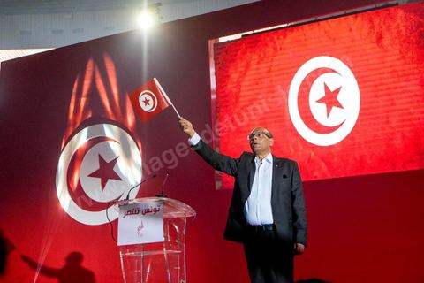 14 décembre 2014 : grand meeting de Moncef Marzouki qui fait salle comble à la coupole de Tunis à une semaine du 2d tour des élections présidentielles. Moncef Marzouki, a appelé ses partisans, « à ne pas tomber dans le piège des insultes et à ne pas dire du mal de son rival Béji Caid Essebsi », tout en affirmant «nous avons le droit de juger cet homme pour son passé et pour son rôle destructeur au cours de la phase transitoire…, mais notre combat est celui des valeurs et l’éthique».Le président sortant et candidat au second tour de la présidentielle a tenu dimanche un meeting au palais des sports d’El Menzah. Ses partisans venus des différentes régions du pays ont scandé des slogans hostiles à son rival Béji Caid Essebsi et à son parti Nidaa Tounes.
