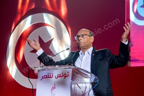14 décembre 2014 : grand meeting de Moncef Marzouki qui fait salle comble à la coupole de Tunis à une semaine du 2d tour des élections présidentielles. Moncef Marzouki, a appelé ses partisans, « à ne pas tomber dans le piège des insultes et à ne pas dire du mal de son rival Béji Caid Essebsi », tout en affirmant «nous avons le droit de juger cet homme pour son passé et pour son rôle destructeur au cours de la phase transitoire…, mais notre combat est celui des valeurs et l’éthique».Le président sortant et candidat au second tour de la présidentielle a tenu dimanche un meeting au palais des sports d’El Menzah. Ses partisans venus des différentes régions du pays ont scandé des slogans hostiles à son rival Béji Caid Essebsi et à son parti Nidaa Tounes.