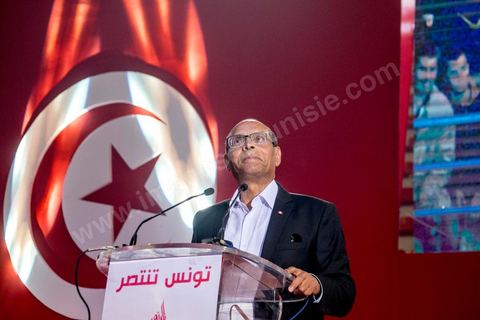 14 décembre 2014 : grand meeting de Moncef Marzouki qui fait salle comble à la coupole de Tunis à une semaine du 2d tour des élections présidentielles. Moncef Marzouki, a appelé ses partisans, « à ne pas tomber dans le piège des insultes et à ne pas dire du mal de son rival Béji Caid Essebsi », tout en affirmant «nous avons le droit de juger cet homme pour son passé et pour son rôle destructeur au cours de la phase transitoire…, mais notre combat est celui des valeurs et l’éthique».Le président sortant et candidat au second tour de la présidentielle a tenu dimanche un meeting au palais des sports d’El Menzah. Ses partisans venus des différentes régions du pays ont scandé des slogans hostiles à son rival Béji Caid Essebsi et à son parti Nidaa Tounes.
