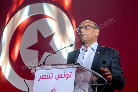 14 décembre 2014 : grand meeting de Moncef Marzouki qui fait salle comble à la coupole de Tunis à une semaine du 2d tour des élections présidentielles. Moncef Marzouki, a appelé ses partisans, « à ne pas tomber dans le piège des insultes et à ne pas dire du mal de son rival Béji Caid Essebsi », tout en affirmant «nous avons le droit de juger cet homme pour son passé et pour son rôle destructeur au cours de la phase transitoire…, mais notre combat est celui des valeurs et l’éthique».Le président sortant et candidat au second tour de la présidentielle a tenu dimanche un meeting au palais des sports d’El Menzah. Ses partisans venus des différentes régions du pays ont scandé des slogans hostiles à son rival Béji Caid Essebsi et à son parti Nidaa Tounes.