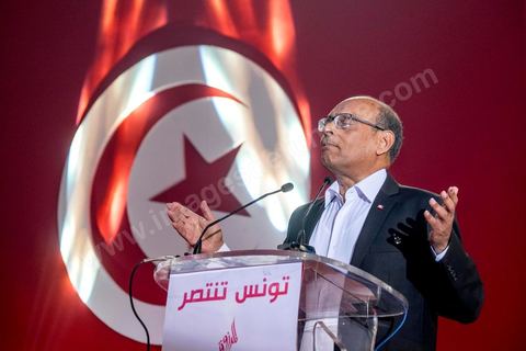 14 décembre 2014 : grand meeting de Moncef Marzouki qui fait salle comble à la coupole de Tunis à une semaine du 2d tour des élections présidentielles. Moncef Marzouki, a appelé ses partisans, « à ne pas tomber dans le piège des insultes et à ne pas dire du mal de son rival Béji Caid Essebsi », tout en affirmant «nous avons le droit de juger cet homme pour son passé et pour son rôle destructeur au cours de la phase transitoire…, mais notre combat est celui des valeurs et l’éthique».Le président sortant et candidat au second tour de la présidentielle a tenu dimanche un meeting au palais des sports d’El Menzah. Ses partisans venus des différentes régions du pays ont scandé des slogans hostiles à son rival Béji Caid Essebsi et à son parti Nidaa Tounes.