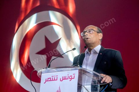 14 décembre 2014 : grand meeting de Moncef Marzouki qui fait salle comble à la coupole de Tunis à une semaine du 2d tour des élections présidentielles. Moncef Marzouki, a appelé ses partisans, « à ne pas tomber dans le piège des insultes et à ne pas dire du mal de son rival Béji Caid Essebsi », tout en affirmant «nous avons le droit de juger cet homme pour son passé et pour son rôle destructeur au cours de la phase transitoire…, mais notre combat est celui des valeurs et l’éthique».Le président sortant et candidat au second tour de la présidentielle a tenu dimanche un meeting au palais des sports d’El Menzah. Ses partisans venus des différentes régions du pays ont scandé des slogans hostiles à son rival Béji Caid Essebsi et à son parti Nidaa Tounes.