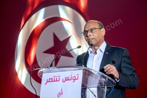 14 décembre 2014 : grand meeting de Moncef Marzouki qui fait salle comble à la coupole de Tunis à une semaine du 2d tour des élections présidentielles. Moncef Marzouki, a appelé ses partisans, « à ne pas tomber dans le piège des insultes et à ne pas dire du mal de son rival Béji Caid Essebsi », tout en affirmant «nous avons le droit de juger cet homme pour son passé et pour son rôle destructeur au cours de la phase transitoire…, mais notre combat est celui des valeurs et l’éthique».Le président sortant et candidat au second tour de la présidentielle a tenu dimanche un meeting au palais des sports d’El Menzah. Ses partisans venus des différentes régions du pays ont scandé des slogans hostiles à son rival Béji Caid Essebsi et à son parti Nidaa Tounes.