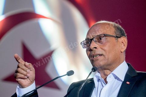14 décembre 2014 : grand meeting de Moncef Marzouki qui fait salle comble à la coupole de Tunis à une semaine du 2d tour des élections présidentielles. Moncef Marzouki, a appelé ses partisans, « à ne pas tomber dans le piège des insultes et à ne pas dire du mal de son rival Béji Caid Essebsi », tout en affirmant «nous avons le droit de juger cet homme pour son passé et pour son rôle destructeur au cours de la phase transitoire…, mais notre combat est celui des valeurs et l’éthique».Le président sortant et candidat au second tour de la présidentielle a tenu dimanche un meeting au palais des sports d’El Menzah. Ses partisans venus des différentes régions du pays ont scandé des slogans hostiles à son rival Béji Caid Essebsi et à son parti Nidaa Tounes.