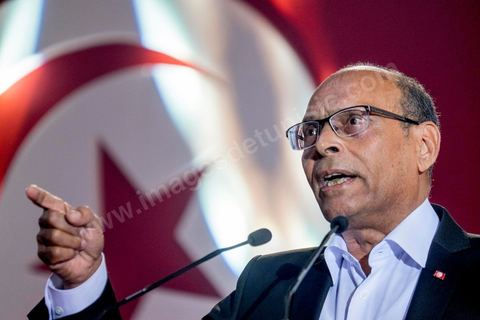 14 décembre 2014 : grand meeting de Moncef Marzouki qui fait salle comble à la coupole de Tunis à une semaine du 2d tour des élections présidentielles. Moncef Marzouki, a appelé ses partisans, « à ne pas tomber dans le piège des insultes et à ne pas dire du mal de son rival Béji Caid Essebsi », tout en affirmant «nous avons le droit de juger cet homme pour son passé et pour son rôle destructeur au cours de la phase transitoire…, mais notre combat est celui des valeurs et l’éthique».Le président sortant et candidat au second tour de la présidentielle a tenu dimanche un meeting au palais des sports d’El Menzah. Ses partisans venus des différentes régions du pays ont scandé des slogans hostiles à son rival Béji Caid Essebsi et à son parti Nidaa Tounes.