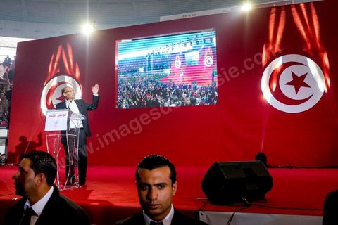 14 décembre 2014 : grand meeting de Moncef Marzouki qui fait salle comble à la coupole de Tunis à une semaine du 2d tour des élections présidentielles. Moncef Marzouki, a appelé ses partisans, « à ne pas tomber dans le piège des insultes et à ne pas dire du mal de son rival Béji Caid Essebsi », tout en affirmant «nous avons le droit de juger cet homme pour son passé et pour son rôle destructeur au cours de la phase transitoire…, mais notre combat est celui des valeurs et l’éthique».Le président sortant et candidat au second tour de la présidentielle a tenu dimanche un meeting au palais des sports d’El Menzah. Ses partisans venus des différentes régions du pays ont scandé des slogans hostiles à son rival Béji Caid Essebsi et à son parti Nidaa Tounes.