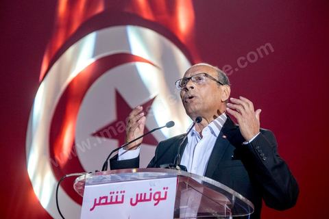 14 décembre 2014 : grand meeting de Moncef Marzouki qui fait salle comble à la coupole de Tunis à une semaine du 2d tour des élections présidentielles. Moncef Marzouki, a appelé ses partisans, « à ne pas tomber dans le piège des insultes et à ne pas dire du mal de son rival Béji Caid Essebsi », tout en affirmant «nous avons le droit de juger cet homme pour son passé et pour son rôle destructeur au cours de la phase transitoire…, mais notre combat est celui des valeurs et l’éthique».Le président sortant et candidat au second tour de la présidentielle a tenu dimanche un meeting au palais des sports d’El Menzah. Ses partisans venus des différentes régions du pays ont scandé des slogans hostiles à son rival Béji Caid Essebsi et à son parti Nidaa Tounes.