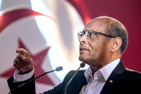 14 décembre 2014 : grand meeting de Moncef Marzouki qui fait salle comble à la coupole de Tunis à une semaine du 2d tour des élections présidentielles. Moncef Marzouki, a appelé ses partisans, « à ne pas tomber dans le piège des insultes et à ne pas dire du mal de son rival Béji Caid Essebsi », tout en affirmant «nous avons le droit de juger cet homme pour son passé et pour son rôle destructeur au cours de la phase transitoire…, mais notre combat est celui des valeurs et l’éthique».Le président sortant et candidat au second tour de la présidentielle a tenu dimanche un meeting au palais des sports d’El Menzah. Ses partisans venus des différentes régions du pays ont scandé des slogans hostiles à son rival Béji Caid Essebsi et à son parti Nidaa Tounes.