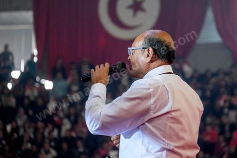 14 décembre 2014 : grand meeting de Moncef Marzouki qui fait salle comble à la coupole de Tunis à une semaine du 2d tour des élections présidentielles. Moncef Marzouki, a appelé ses partisans, « à ne pas tomber dans le piège des insultes et à ne pas dire du mal de son rival Béji Caid Essebsi », tout en affirmant «nous avons le droit de juger cet homme pour son passé et pour son rôle destructeur au cours de la phase transitoire…, mais notre combat est celui des valeurs et l’éthique».Le président sortant et candidat au second tour de la présidentielle a tenu dimanche un meeting au palais des sports d’El Menzah. Ses partisans venus des différentes régions du pays ont scandé des slogans hostiles à son rival Béji Caid Essebsi et à son parti Nidaa Tounes.