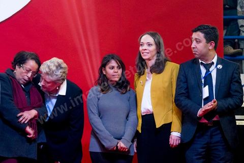 14 décembre 2014 : la famille de Marzouki au  grand meeting de Moncef Marzouki qui fait salle comble à la coupole de Tunis à une semaine du 2d tour des élections présidentielles. Moncef Marzouki, a appelé ses partisans, « à ne pas tomber dans le piège des insultes et à ne pas dire du mal de son rival Béji Caid Essebsi », tout en affirmant «nous avons le droit de juger cet homme pour son passé et pour son rôle destructeur au cours de la phase transitoire…, mais notre combat est celui des valeurs et l’éthique».Le président sortant et candidat au second tour de la présidentielle a tenu dimanche un meeting au palais des sports d’El Menzah. Ses partisans venus des différentes régions du pays ont scandé des slogans hostiles à son rival Béji Caid Essebsi et à son parti Nidaa Tounes.