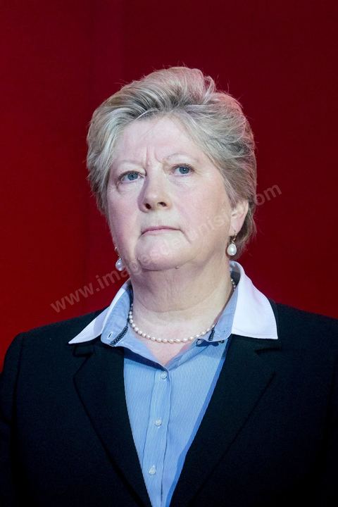 14 décembre 2014 : Beatrix Rhein, épouse de Marzouki au grand meeting de Moncef Marzouki qui fait salle comble à la coupole de Tunis à une semaine du 2d tour des élections présidentielles. Moncef Marzouki, a appelé ses partisans, « à ne pas tomber dans le piège des insultes et à ne pas dire du mal de son rival Béji Caid Essebsi », tout en affirmant «nous avons le droit de juger cet homme pour son passé et pour son rôle destructeur au cours de la phase transitoire…, mais notre combat est celui des valeurs et l’éthique».Le président sortant et candidat au second tour de la présidentielle a tenu dimanche un meeting au palais des sports d’El Menzah. Ses partisans venus des différentes régions du pays ont scandé des slogans hostiles à son rival Béji Caid Essebsi et à son parti Nidaa Tounes.