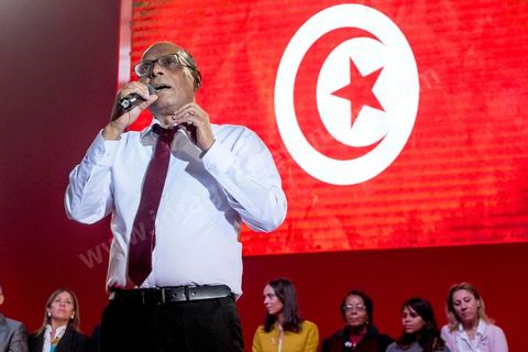 14 décembre 2014 : grand meeting de Moncef Marzouki qui fait salle comble à la coupole de Tunis à une semaine du 2d tour des élections présidentielles. Moncef Marzouki, a appelé ses partisans, « à ne pas tomber dans le piège des insultes et à ne pas dire du mal de son rival Béji Caid Essebsi », tout en affirmant «nous avons le droit de juger cet homme pour son passé et pour son rôle destructeur au cours de la phase transitoire…, mais notre combat est celui des valeurs et l’éthique».Le président sortant et candidat au second tour de la présidentielle a tenu dimanche un meeting au palais des sports d’El Menzah. Ses partisans venus des différentes régions du pays ont scandé des slogans hostiles à son rival Béji Caid Essebsi et à son parti Nidaa Tounes.