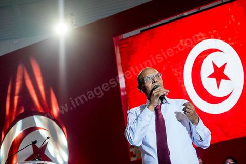 14 décembre 2014 : grand meeting de Moncef Marzouki qui fait salle comble à la coupole de Tunis à une semaine du 2d tour des élections présidentielles. Moncef Marzouki, a appelé ses partisans, « à ne pas tomber dans le piège des insultes et à ne pas dire du mal de son rival Béji Caid Essebsi », tout en affirmant «nous avons le droit de juger cet homme pour son passé et pour son rôle destructeur au cours de la phase transitoire…, mais notre combat est celui des valeurs et l’éthique».Le président sortant et candidat au second tour de la présidentielle a tenu dimanche un meeting au palais des sports d’El Menzah. Ses partisans venus des différentes régions du pays ont scandé des slogans hostiles à son rival Béji Caid Essebsi et à son parti Nidaa Tounes.