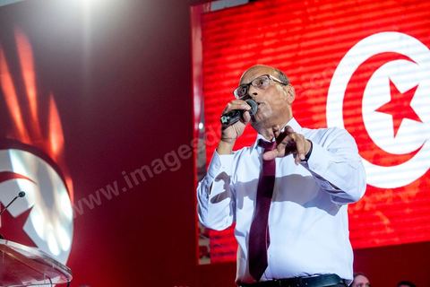 14 décembre 2014 : grand meeting de Moncef Marzouki qui fait salle comble à la coupole de Tunis à une semaine du 2d tour des élections présidentielles. Moncef Marzouki, a appelé ses partisans, « à ne pas tomber dans le piège des insultes et à ne pas dire du mal de son rival Béji Caid Essebsi », tout en affirmant «nous avons le droit de juger cet homme pour son passé et pour son rôle destructeur au cours de la phase transitoire…, mais notre combat est celui des valeurs et l’éthique».Le président sortant et candidat au second tour de la présidentielle a tenu dimanche un meeting au palais des sports d’El Menzah. Ses partisans venus des différentes régions du pays ont scandé des slogans hostiles à son rival Béji Caid Essebsi et à son parti Nidaa Tounes.
