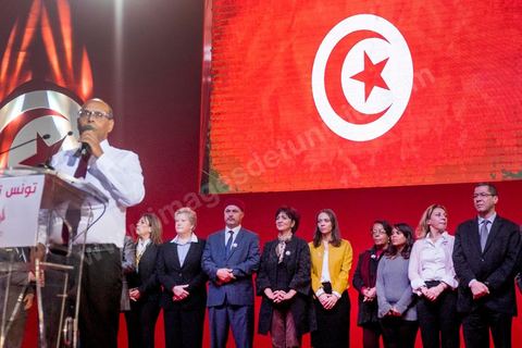 14 décembre 2014 : grand meeting de Moncef Marzouki qui fait salle comble à la coupole de Tunis à une semaine du 2d tour des élections présidentielles. Moncef Marzouki, a appelé ses partisans, « à ne pas tomber dans le piège des insultes et à ne pas dire du mal de son rival Béji Caid Essebsi », tout en affirmant «nous avons le droit de juger cet homme pour son passé et pour son rôle destructeur au cours de la phase transitoire…, mais notre combat est celui des valeurs et l’éthique».Le président sortant et candidat au second tour de la présidentielle a tenu dimanche un meeting au palais des sports d’El Menzah. Ses partisans venus des différentes régions du pays ont scandé des slogans hostiles à son rival Béji Caid Essebsi et à son parti Nidaa Tounes.