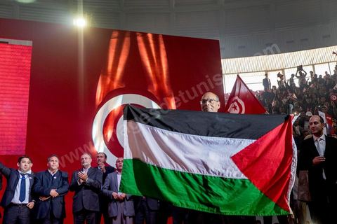 14 décembre 2014 : grand meeting de Moncef Marzouki qui fait salle comble à la coupole de Tunis à une semaine du 2d tour des élections présidentielles. Moncef Marzouki, a appelé ses partisans, « à ne pas tomber dans le piège des insultes et à ne pas dire du mal de son rival Béji Caid Essebsi », tout en affirmant «nous avons le droit de juger cet homme pour son passé et pour son rôle destructeur au cours de la phase transitoire…, mais notre combat est celui des valeurs et l’éthique».Le président sortant et candidat au second tour de la présidentielle a tenu dimanche un meeting au palais des sports d’El Menzah. Ses partisans venus des différentes régions du pays ont scandé des slogans hostiles à son rival Béji Caid Essebsi et à son parti Nidaa Tounes.