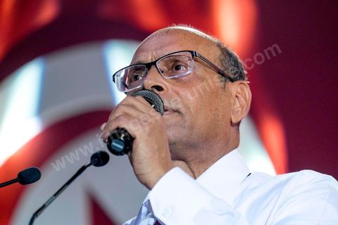 14 décembre 2014 : grand meeting de Moncef Marzouki qui fait salle comble à la coupole de Tunis à une semaine du 2d tour des élections présidentielles. Moncef Marzouki, a appelé ses partisans, « à ne pas tomber dans le piège des insultes et à ne pas dire du mal de son rival Béji Caid Essebsi », tout en affirmant «nous avons le droit de juger cet homme pour son passé et pour son rôle destructeur au cours de la phase transitoire…, mais notre combat est celui des valeurs et l’éthique».Le président sortant et candidat au second tour de la présidentielle a tenu dimanche un meeting au palais des sports d’El Menzah. Ses partisans venus des différentes régions du pays ont scandé des slogans hostiles à son rival Béji Caid Essebsi et à son parti Nidaa Tounes.