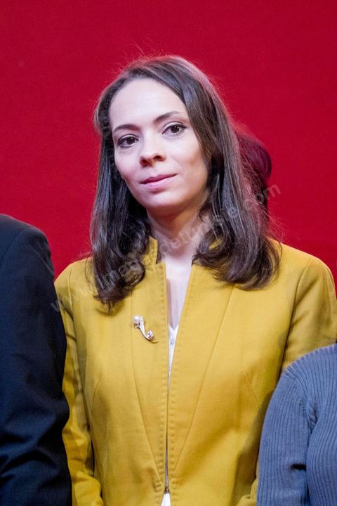 14 décembre 2014 : Nadia Marzouki, fille de Marzouki, au grand meeting de Moncef Marzouki qui fait salle comble à la coupole de Tunis à une semaine du 2d tour des élections présidentielles. Moncef Marzouki, a appelé ses partisans, « à ne pas tomber dans le piège des insultes et à ne pas dire du mal de son rival Béji Caid Essebsi », tout en affirmant «nous avons le droit de juger cet homme pour son passé et pour son rôle destructeur au cours de la phase transitoire…, mais notre combat est celui des valeurs et l’éthique».Le président sortant et candidat au second tour de la présidentielle a tenu dimanche un meeting au palais des sports d’El Menzah. Ses partisans venus des différentes régions du pays ont scandé des slogans hostiles à son rival Béji Caid Essebsi et à son parti Nidaa Tounes.