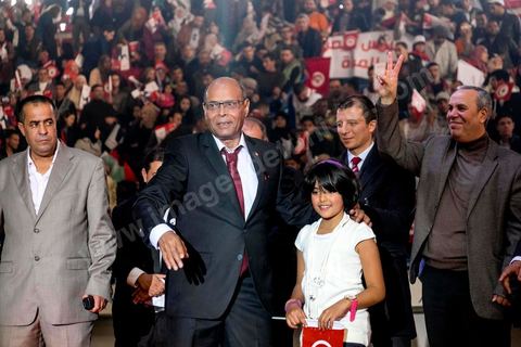 14 décembre 2014 : grand meeting de Moncef Marzouki qui fait salle comble à la coupole de Tunis à une semaine du 2d tour des élections présidentielles. Moncef Marzouki, a appelé ses partisans, « à ne pas tomber dans le piège des insultes et à ne pas dire du mal de son rival Béji Caid Essebsi », tout en affirmant «nous avons le droit de juger cet homme pour son passé et pour son rôle destructeur au cours de la phase transitoire…, mais notre combat est celui des valeurs et l’éthique».Le président sortant et candidat au second tour de la présidentielle a tenu dimanche un meeting au palais des sports d’El Menzah. Ses partisans venus des différentes régions du pays ont scandé des slogans hostiles à son rival Béji Caid Essebsi et à son parti Nidaa Tounes.