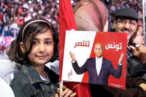 14 décembre 2014 : grand meeting de Moncef Marzouki qui fait salle comble à la coupole de Tunis à une semaine du 2d tour des élections présidentielles. Moncef Marzouki, a appelé ses partisans, « à ne pas tomber dans le piège des insultes et à ne pas dire du mal de son rival Béji Caid Essebsi », tout en affirmant «nous avons le droit de juger cet homme pour son passé et pour son rôle destructeur au cours de la phase transitoire…, mais notre combat est celui des valeurs et l’éthique».Le président sortant et candidat au second tour de la présidentielle a tenu dimanche un meeting au palais des sports d’El Menzah. Ses partisans venus des différentes régions du pays ont scandé des slogans hostiles à son rival Béji Caid Essebsi et à son parti Nidaa Tounes.