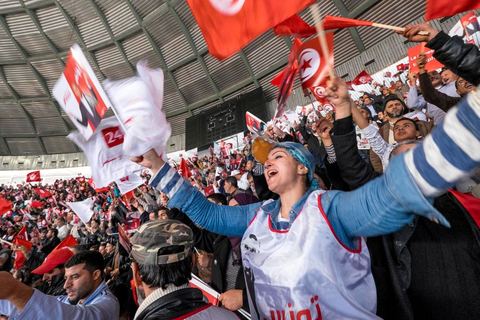 14 décembre 2014 : grand meeting de Moncef Marzouki qui fait salle comble à la coupole de Tunis à une semaine du 2d tour des élections présidentielles. Moncef Marzouki, a appelé ses partisans, « à ne pas tomber dans le piège des insultes et à ne pas dire du mal de son rival Béji Caid Essebsi », tout en affirmant «nous avons le droit de juger cet homme pour son passé et pour son rôle destructeur au cours de la phase transitoire…, mais notre combat est celui des valeurs et l’éthique».Le président sortant et candidat au second tour de la présidentielle a tenu dimanche un meeting au palais des sports d’El Menzah. Ses partisans venus des différentes régions du pays ont scandé des slogans hostiles à son rival Béji Caid Essebsi et à son parti Nidaa Tounes.