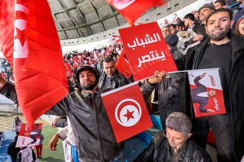 14 décembre 2014 : grand meeting de Moncef Marzouki qui fait salle comble à la coupole de Tunis à une semaine du 2d tour des élections présidentielles. Moncef Marzouki, a appelé ses partisans, « à ne pas tomber dans le piège des insultes et à ne pas dire du mal de son rival Béji Caid Essebsi », tout en affirmant «nous avons le droit de juger cet homme pour son passé et pour son rôle destructeur au cours de la phase transitoire…, mais notre combat est celui des valeurs et l’éthique».Le président sortant et candidat au second tour de la présidentielle a tenu dimanche un meeting au palais des sports d’El Menzah. Ses partisans venus des différentes régions du pays ont scandé des slogans hostiles à son rival Béji Caid Essebsi et à son parti Nidaa Tounes.