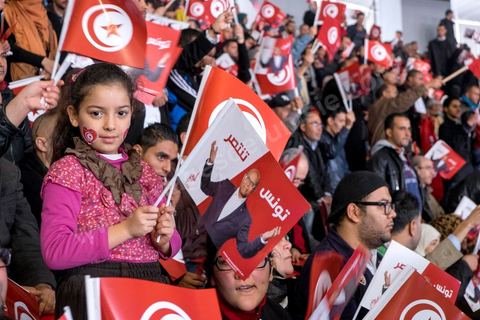 14 décembre 2014 : grand meeting de Moncef Marzouki qui fait salle comble à la coupole de Tunis à une semaine du 2d tour des élections présidentielles. Moncef Marzouki, a appelé ses partisans, « à ne pas tomber dans le piège des insultes et à ne pas dire du mal de son rival Béji Caid Essebsi », tout en affirmant «nous avons le droit de juger cet homme pour son passé et pour son rôle destructeur au cours de la phase transitoire…, mais notre combat est celui des valeurs et l’éthique».Le président sortant et candidat au second tour de la présidentielle a tenu dimanche un meeting au palais des sports d’El Menzah. Ses partisans venus des différentes régions du pays ont scandé des slogans hostiles à son rival Béji Caid Essebsi et à son parti Nidaa Tounes.