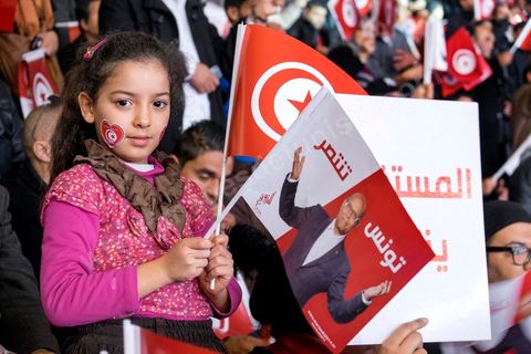 14 décembre 2014 : grand meeting de Moncef Marzouki qui fait salle comble à la coupole de Tunis à une semaine du 2d tour des élections présidentielles. Moncef Marzouki, a appelé ses partisans, « à ne pas tomber dans le piège des insultes et à ne pas dire du mal de son rival Béji Caid Essebsi », tout en affirmant «nous avons le droit de juger cet homme pour son passé et pour son rôle destructeur au cours de la phase transitoire…, mais notre combat est celui des valeurs et l’éthique».Le président sortant et candidat au second tour de la présidentielle a tenu dimanche un meeting au palais des sports d’El Menzah. Ses partisans venus des différentes régions du pays ont scandé des slogans hostiles à son rival Béji Caid Essebsi et à son parti Nidaa Tounes.