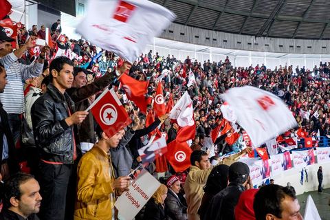 14 décembre 2014 : grand meeting de Moncef Marzouki qui fait salle comble à la coupole de Tunis à une semaine du 2d tour des élections présidentielles. Moncef Marzouki, a appelé ses partisans, « à ne pas tomber dans le piège des insultes et à ne pas dire du mal de son rival Béji Caid Essebsi », tout en affirmant «nous avons le droit de juger cet homme pour son passé et pour son rôle destructeur au cours de la phase transitoire…, mais notre combat est celui des valeurs et l’éthique».Le président sortant et candidat au second tour de la présidentielle a tenu dimanche un meeting au palais des sports d’El Menzah. Ses partisans venus des différentes régions du pays ont scandé des slogans hostiles à son rival Béji Caid Essebsi et à son parti Nidaa Tounes.