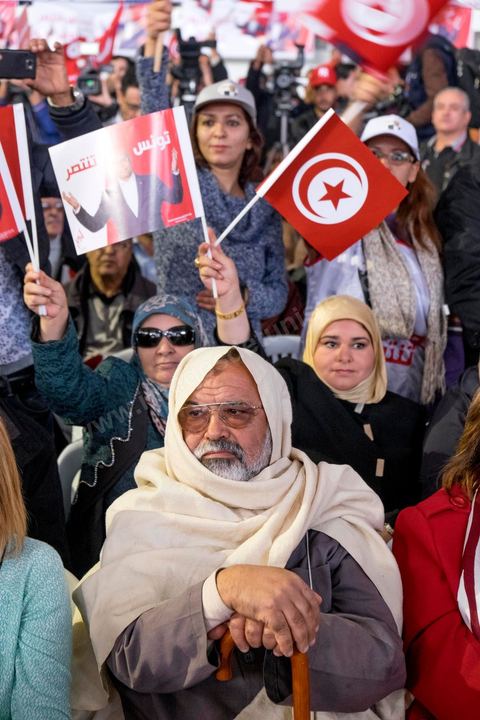 14 décembre 2014 : grand meeting de Moncef Marzouki qui fait salle comble à la coupole de Tunis à une semaine du 2d tour des élections présidentielles. Moncef Marzouki, a appelé ses partisans, « à ne pas tomber dans le piège des insultes et à ne pas dire du mal de son rival Béji Caid Essebsi », tout en affirmant «nous avons le droit de juger cet homme pour son passé et pour son rôle destructeur au cours de la phase transitoire…, mais notre combat est celui des valeurs et l’éthique».Le président sortant et candidat au second tour de la présidentielle a tenu dimanche un meeting au palais des sports d’El Menzah. Ses partisans venus des différentes régions du pays ont scandé des slogans hostiles à son rival Béji Caid Essebsi et à son parti Nidaa Tounes.