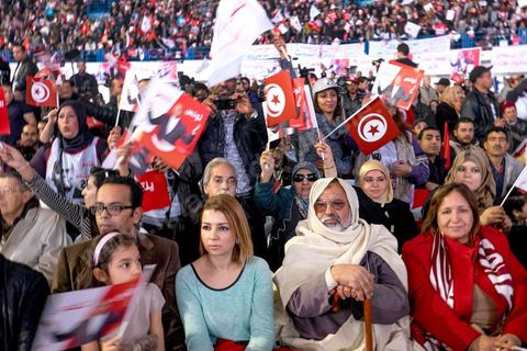 14 décembre 2014 : grand meeting de Moncef Marzouki qui fait salle comble à la coupole de Tunis à une semaine du 2d tour des élections présidentielles. Moncef Marzouki, a appelé ses partisans, « à ne pas tomber dans le piège des insultes et à ne pas dire du mal de son rival Béji Caid Essebsi », tout en affirmant «nous avons le droit de juger cet homme pour son passé et pour son rôle destructeur au cours de la phase transitoire…, mais notre combat est celui des valeurs et l’éthique».Le président sortant et candidat au second tour de la présidentielle a tenu dimanche un meeting au palais des sports d’El Menzah. Ses partisans venus des différentes régions du pays ont scandé des slogans hostiles à son rival Béji Caid Essebsi et à son parti Nidaa Tounes.