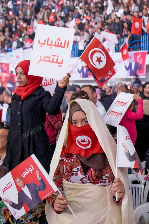 14 décembre 2014 : grand meeting de Moncef Marzouki qui fait salle comble à la coupole de Tunis à une semaine du 2d tour des élections présidentielles. Moncef Marzouki, a appelé ses partisans, « à ne pas tomber dans le piège des insultes et à ne pas dire du mal de son rival Béji Caid Essebsi », tout en affirmant «nous avons le droit de juger cet homme pour son passé et pour son rôle destructeur au cours de la phase transitoire…, mais notre combat est celui des valeurs et l’éthique».Le président sortant et candidat au second tour de la présidentielle a tenu dimanche un meeting au palais des sports d’El Menzah. Ses partisans venus des différentes régions du pays ont scandé des slogans hostiles à son rival Béji Caid Essebsi et à son parti Nidaa Tounes.