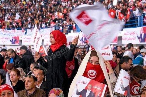 14 décembre 2014 : grand meeting de Moncef Marzouki qui fait salle comble à la coupole de Tunis à une semaine du 2d tour des élections présidentielles. Moncef Marzouki, a appelé ses partisans, « à ne pas tomber dans le piège des insultes et à ne pas dire du mal de son rival Béji Caid Essebsi », tout en affirmant «nous avons le droit de juger cet homme pour son passé et pour son rôle destructeur au cours de la phase transitoire…, mais notre combat est celui des valeurs et l’éthique».Le président sortant et candidat au second tour de la présidentielle a tenu dimanche un meeting au palais des sports d’El Menzah. Ses partisans venus des différentes régions du pays ont scandé des slogans hostiles à son rival Béji Caid Essebsi et à son parti Nidaa Tounes.