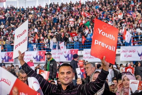 14 décembre 2014 : grand meeting de Moncef Marzouki qui fait salle comble à la coupole de Tunis à une semaine du 2d tour des élections présidentielles. Moncef Marzouki, a appelé ses partisans, « à ne pas tomber dans le piège des insultes et à ne pas dire du mal de son rival Béji Caid Essebsi », tout en affirmant «nous avons le droit de juger cet homme pour son passé et pour son rôle destructeur au cours de la phase transitoire…, mais notre combat est celui des valeurs et l’éthique».Le président sortant et candidat au second tour de la présidentielle a tenu dimanche un meeting au palais des sports d’El Menzah. Ses partisans venus des différentes régions du pays ont scandé des slogans hostiles à son rival Béji Caid Essebsi et à son parti Nidaa Tounes.