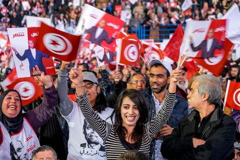 14 décembre 2014 : grand meeting de Moncef Marzouki qui fait salle comble à la coupole de Tunis à une semaine du 2d tour des élections présidentielles. Moncef Marzouki, a appelé ses partisans, « à ne pas tomber dans le piège des insultes et à ne pas dire du mal de son rival Béji Caid Essebsi », tout en affirmant «nous avons le droit de juger cet homme pour son passé et pour son rôle destructeur au cours de la phase transitoire…, mais notre combat est celui des valeurs et l’éthique».Le président sortant et candidat au second tour de la présidentielle a tenu dimanche un meeting au palais des sports d’El Menzah. Ses partisans venus des différentes régions du pays ont scandé des slogans hostiles à son rival Béji Caid Essebsi et à son parti Nidaa Tounes.