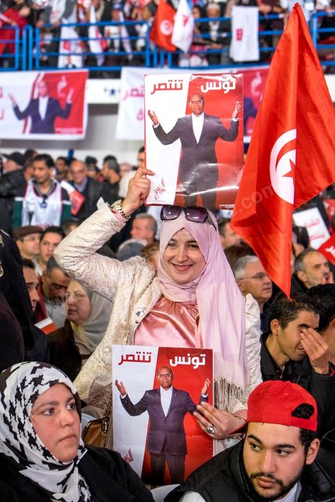 14 décembre 2014 : grand meeting de Moncef Marzouki qui fait salle comble à la coupole de Tunis à une semaine du 2d tour des élections présidentielles. Moncef Marzouki, a appelé ses partisans, « à ne pas tomber dans le piège des insultes et à ne pas dire du mal de son rival Béji Caid Essebsi », tout en affirmant «nous avons le droit de juger cet homme pour son passé et pour son rôle destructeur au cours de la phase transitoire…, mais notre combat est celui des valeurs et l’éthique».Le président sortant et candidat au second tour de la présidentielle a tenu dimanche un meeting au palais des sports d’El Menzah. Ses partisans venus des différentes régions du pays ont scandé des slogans hostiles à son rival Béji Caid Essebsi et à son parti Nidaa Tounes.