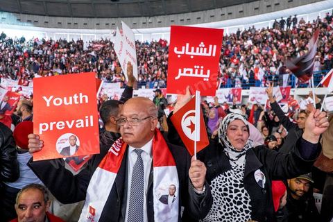 14 décembre 2014 : grand meeting de Moncef Marzouki qui fait salle comble à la coupole de Tunis à une semaine du 2d tour des élections présidentielles. Moncef Marzouki, a appelé ses partisans, « à ne pas tomber dans le piège des insultes et à ne pas dire du mal de son rival Béji Caid Essebsi », tout en affirmant «nous avons le droit de juger cet homme pour son passé et pour son rôle destructeur au cours de la phase transitoire…, mais notre combat est celui des valeurs et l’éthique».Le président sortant et candidat au second tour de la présidentielle a tenu dimanche un meeting au palais des sports d’El Menzah. Ses partisans venus des différentes régions du pays ont scandé des slogans hostiles à son rival Béji Caid Essebsi et à son parti Nidaa Tounes.