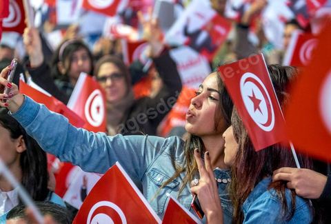 14 décembre 2014 : grand meeting de Moncef Marzouki qui fait salle comble à la coupole de Tunis à une semaine du 2d tour des élections présidentielles. Moncef Marzouki, a appelé ses partisans, « à ne pas tomber dans le piège des insultes et à ne pas dire du mal de son rival Béji Caid Essebsi », tout en affirmant «nous avons le droit de juger cet homme pour son passé et pour son rôle destructeur au cours de la phase transitoire…, mais notre combat est celui des valeurs et l’éthique».Le président sortant et candidat au second tour de la présidentielle a tenu dimanche un meeting au palais des sports d’El Menzah. Ses partisans venus des différentes régions du pays ont scandé des slogans hostiles à son rival Béji Caid Essebsi et à son parti Nidaa Tounes.